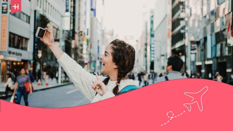 Eine Touristin beim Selfie auf einer Straße in Tokio, Japan