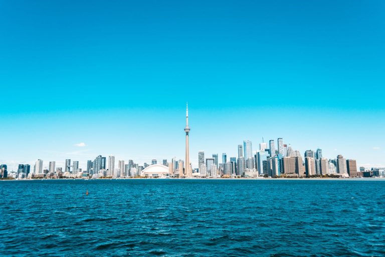 Ein Panoramablick auf die Wolkenkratzer von Toronto in Kanada.