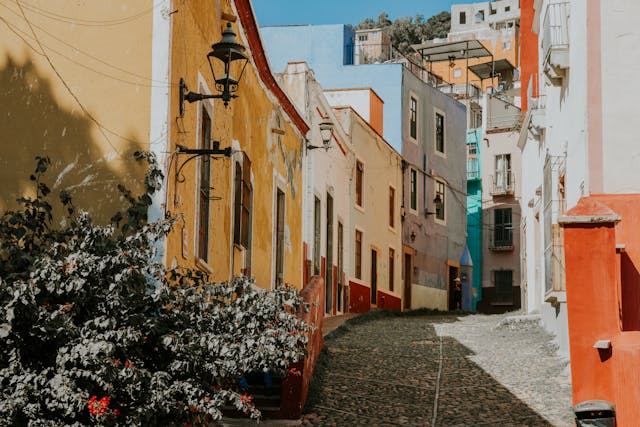 Eine bunte Straße im historischen Guanajuato, Mexiko
