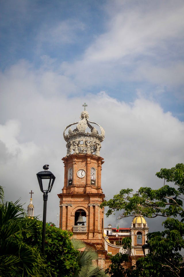 Das Dach einer Kirche mit kolonialer Architektur in Puerto Vallarta, Mexiko