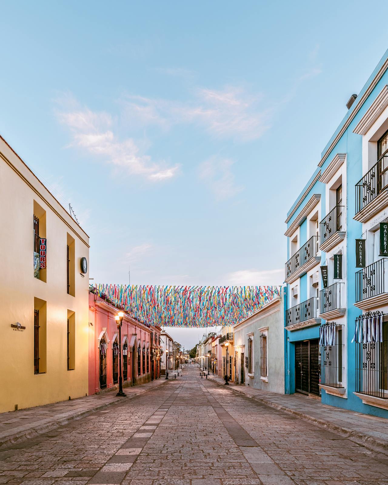 Straße in der Altstadt mit farbenfrohen traditionellen Gebäuden in Oaxaca de Juárez, México