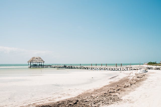 

Sonniger Strand in Holbox, Mexiko
