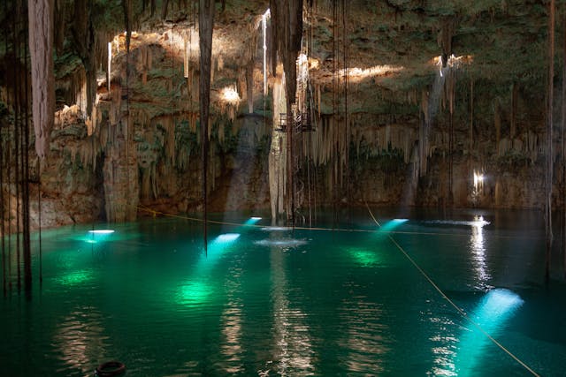 Innenansicht einer Cenote in Yalcobá, Yucatan, Mexiko