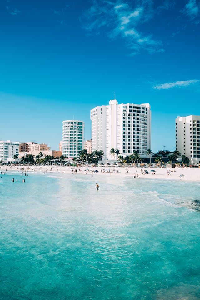 Moderne Gebäude an einem Strand in der Stadt Cancun, Mexiko