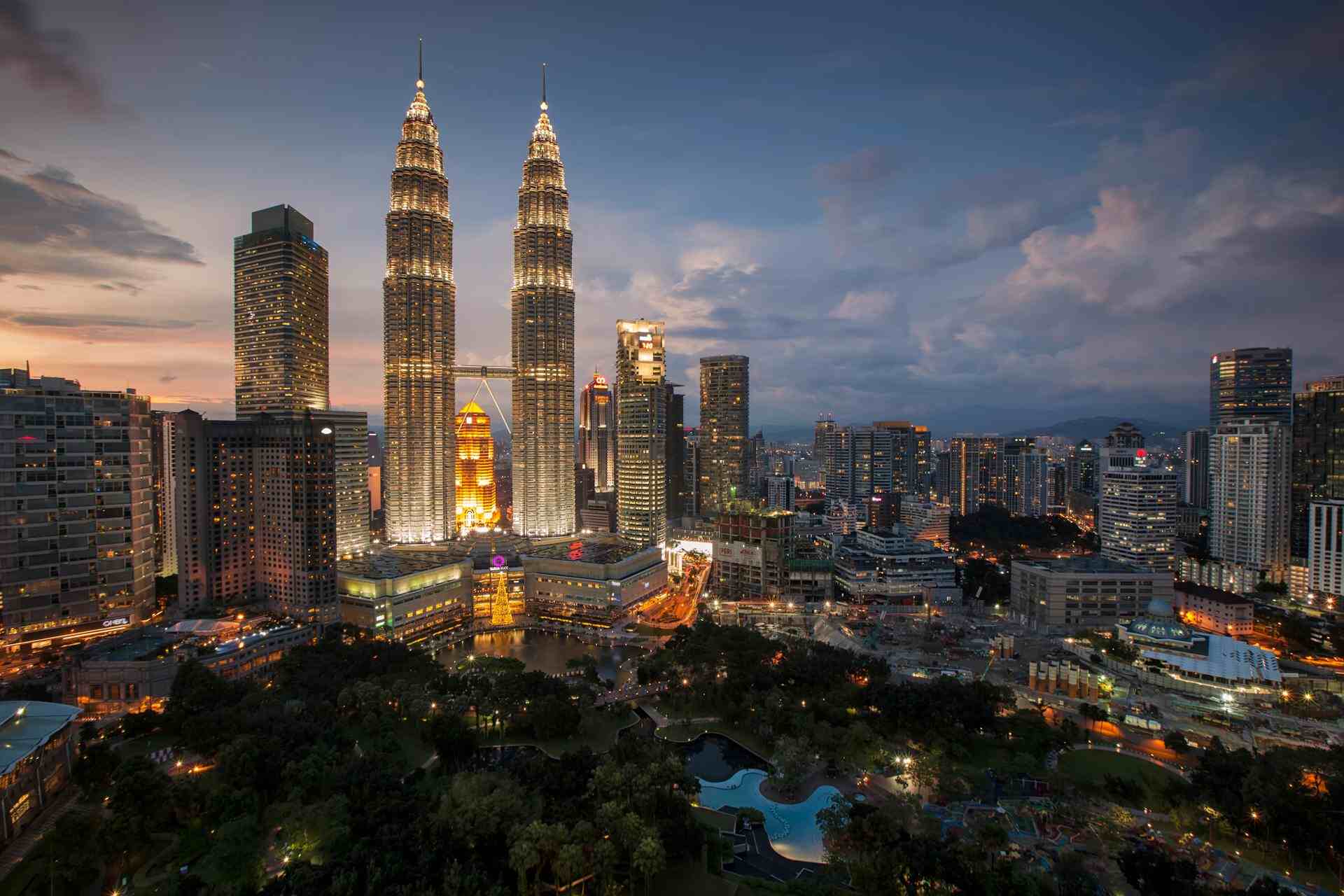 Ein Nachtfoto der Petronas Towers, Kuala Lumpur Malaysia