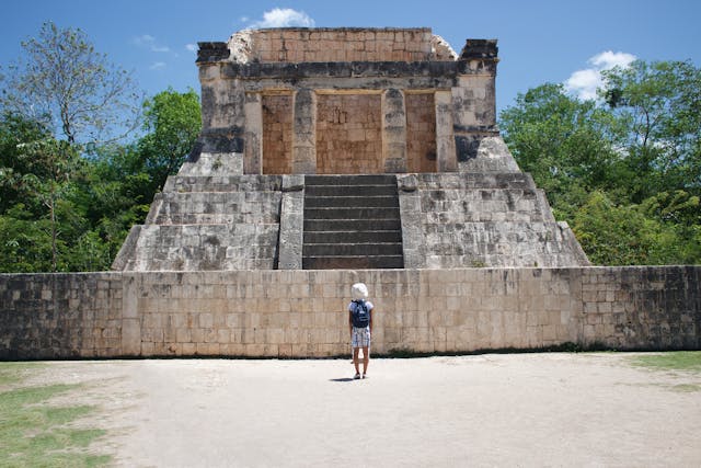 Tourist bewundert antike Maya-Pyramide in Chichén Itzá, Yucatan, Mexiko