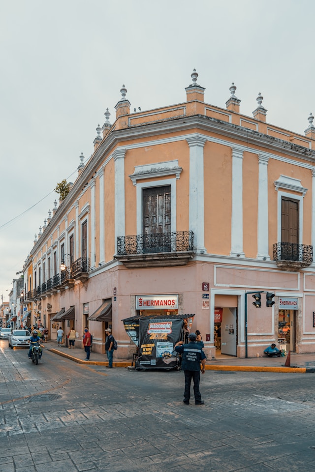 Eine Straßenecke mit einem Gebäude in traditioneller Architektur in Mérida, Mexiko