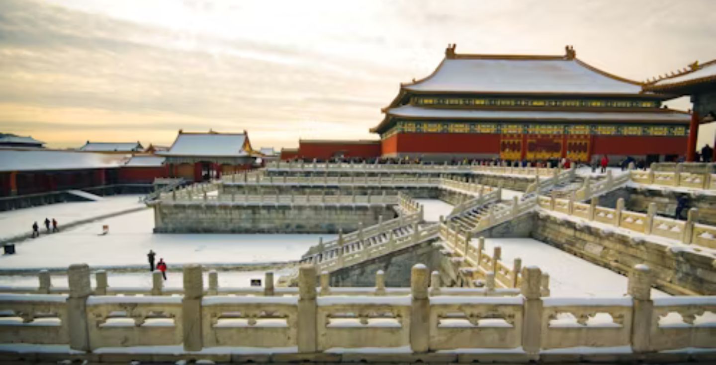 Ein Foto von einem Tempel in China mit einem traditionellen Dach.