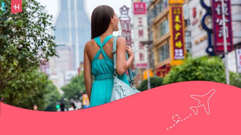 Eine Frau wandert durch die Strassen Chinas.
