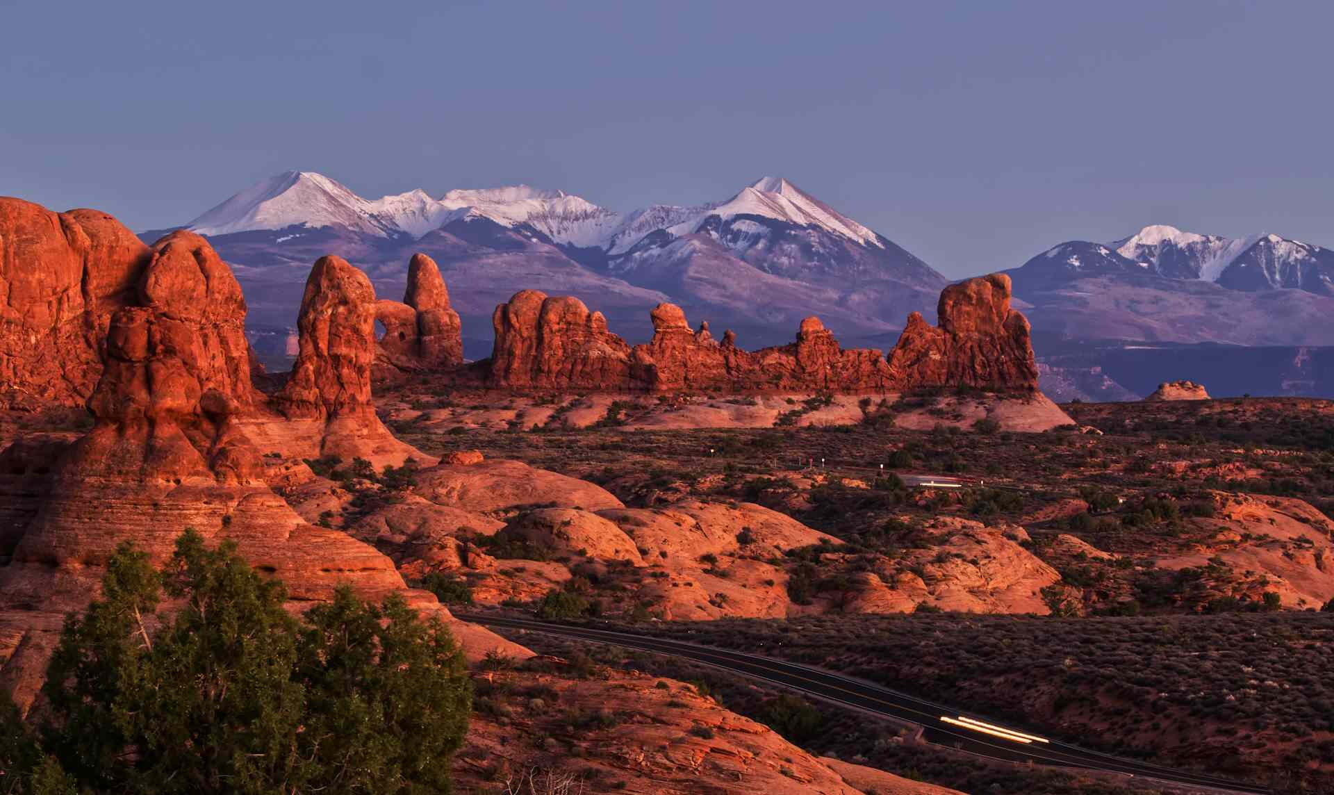 Wüstenlandschaft im Arches-Nationalpark bei Sonnenuntergang, Moab, Utah, USA