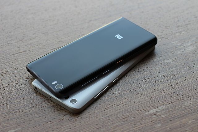 Nahaufnahme eines Xiaomi-Smartphones in Schwarz.