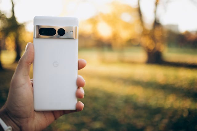 Nahaufnahme einer Person, die ein Google Pixel Smartphone hält