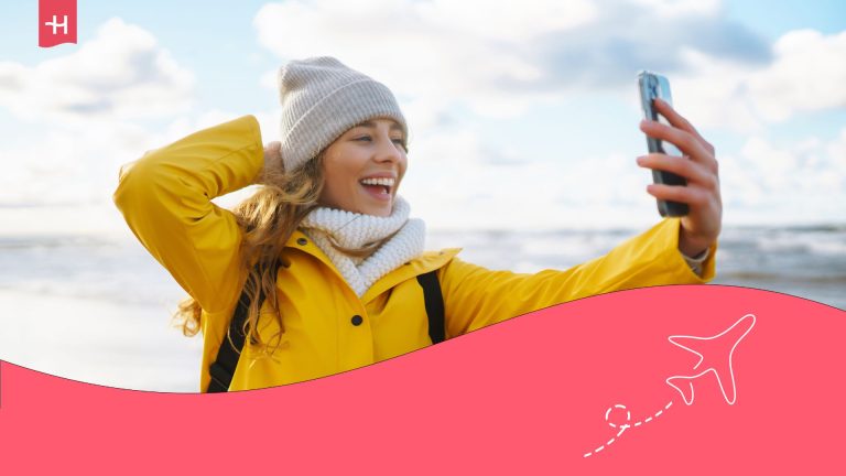 Eine junge Frau mit blonden Haaren, die ein Selfie macht.