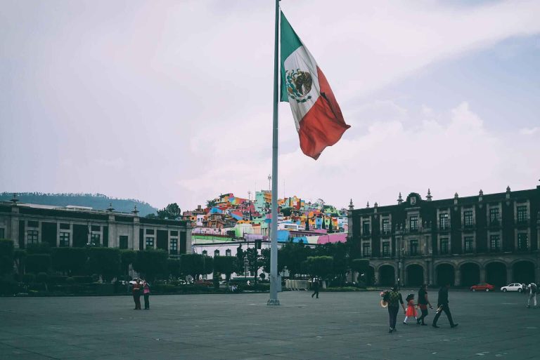 Leute in der Nähe von Mexikanische Flagge in Toluca de Lerdo, Mexiko