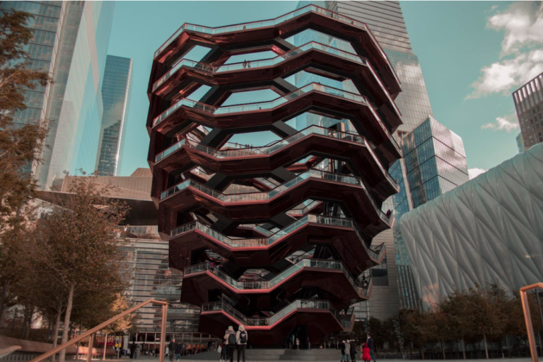 The Vessel in Hudson Yards weist eine komplexe, kupferfarbene, wabenartige Struktur auf. 