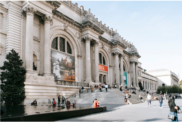 Die neoklassizistische Fassade des Metropolitan Museum of Art mit ihren Säulen und der breiten Eingangstreppe.