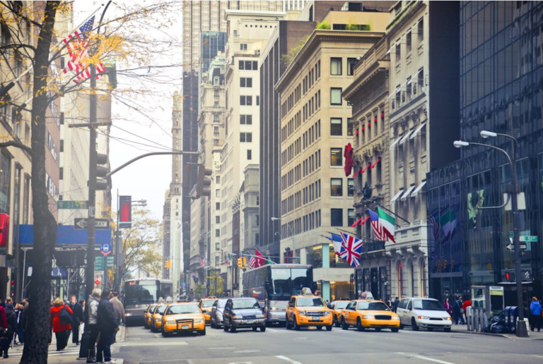 Die Wolkenkratzer und belebten Straßen der Fifth Avenue in New York City. Bild: Pexels