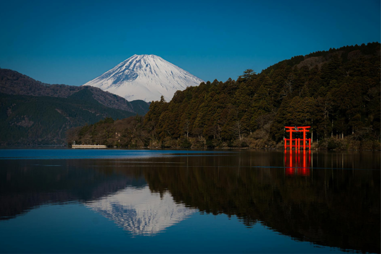 Der See und der Berg Fuji im Hintergrund in Hakone, Kanagawa, Japan