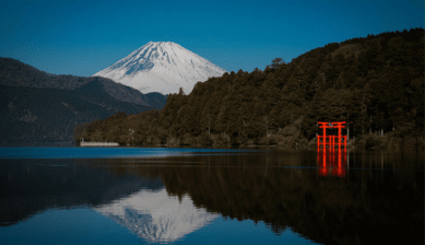 Der See und der Berg Fuji im Hintergrund in Hakone, Kanagawa, Japan
