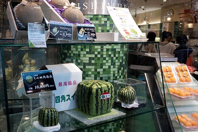 Viereckige Wassermelonen in einem Marktstand in Shibuya, Tokio, Japan