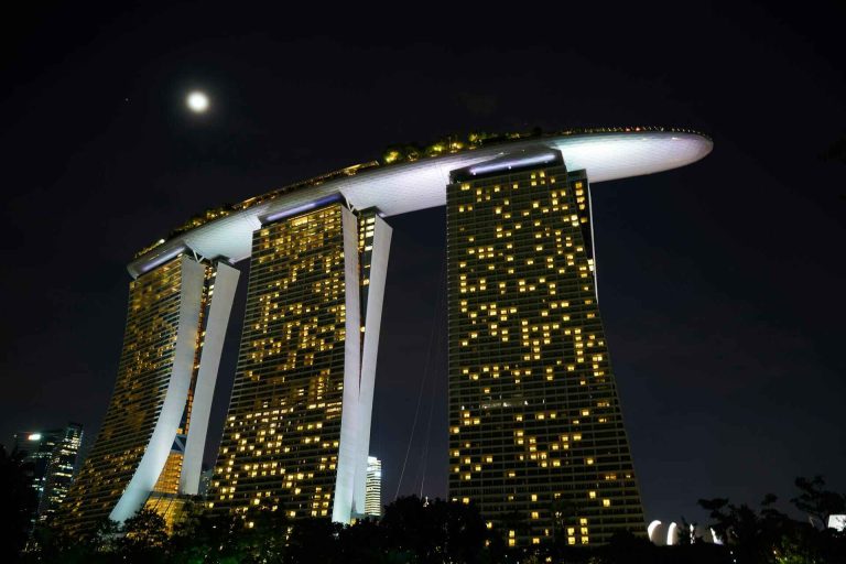 Die Marina Bay Sands bei Nacht in Singapur fotografiert