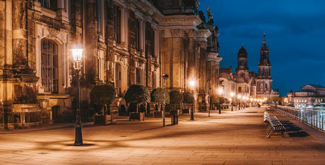 Eine unbeleuchtete Straße neben der Kathedrale in Dresden, Deutschland