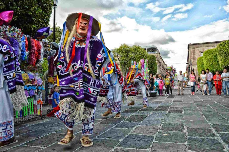 Ein Mann in traditioneller mexikanischer Tracht, Mexiko-Stadt, Mexiko