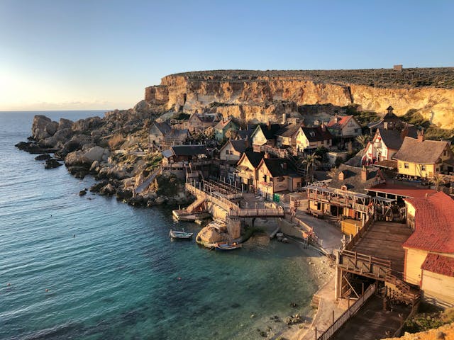 
Weitwinkelfotografie von Gebäuden am Meeresufer in Il-Mellieħa, Malta