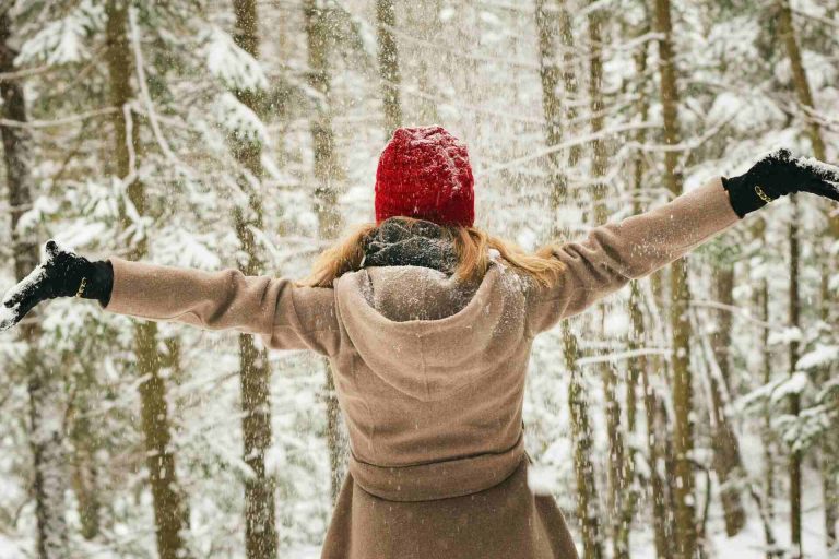 Für einen warmen und günstigen Weihnachtsurlaub sind Malta, die Kanarischen Inseln und Phuket empfehlenswert. Diese Ziele bieten nicht nur mildes Wetter, sondern auch erschwingliche Unterkünfte und ein entspanntes Ambiente.