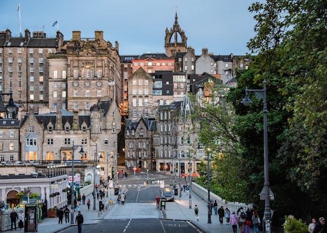 Blick von der Waverley-Brücke in Edinburgh, Schottland
