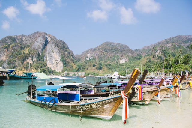 
Braunes Holzboot auf einem Gewässer in Phuket, Thailand