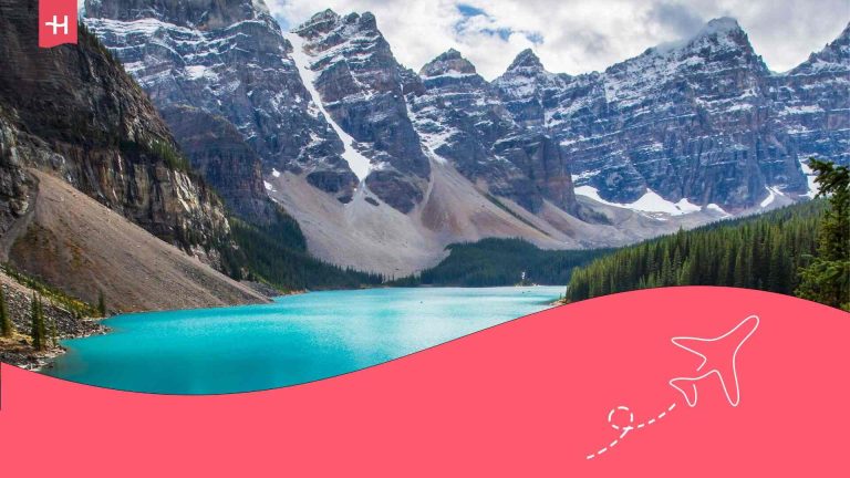 Blick auf den Moraine Lake und das Tal der Zehn Gipfel im Banff-Nationalpark, Alberta, Kanada