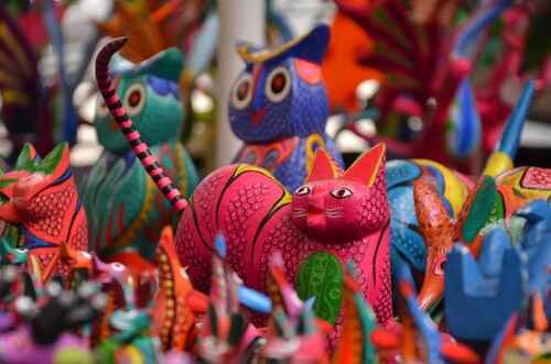 Alebrijes, traditionelle mexikanische Kunstskulpturen, die imaginäre Tiere darstellen