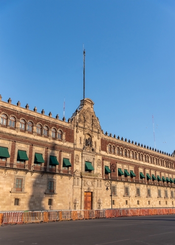 Fassade des Nationalpalastes von Mexiko bei Sonnenuntergang auf dem Platz der Verfassung