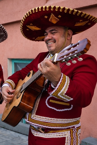 Ein Mariachi in traditioneller mexikanischer Kleidung