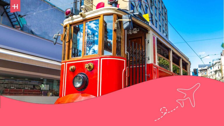 Rote Straßenbahn in einer Straße in Istanbul