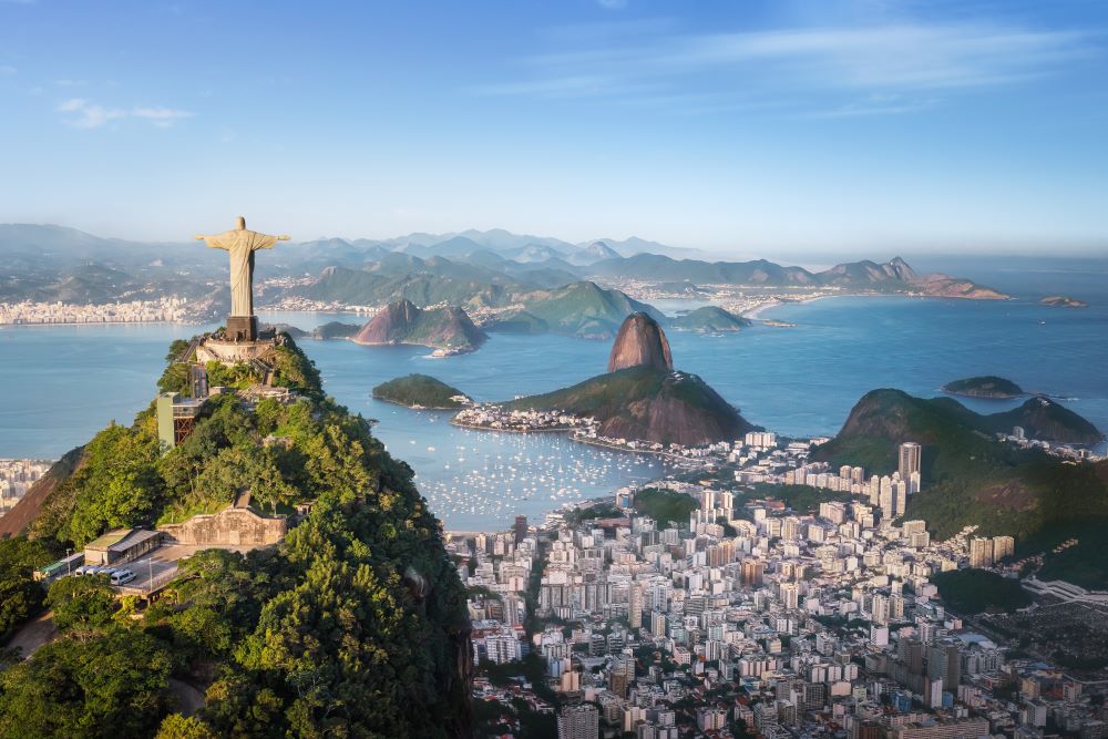 Luftaufnahme von Rio de Janeiro mit Corcovado, Zuckerhut und Guanabara-Bucht, Brasilien