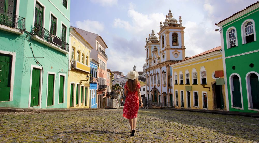 Rückenansicht einer Reisenden, die die berühmte Pelourinho Altstadt von Salvador de Bahia, UNESCO Weltkulturerbe, Brasilien, hinabsteigt.