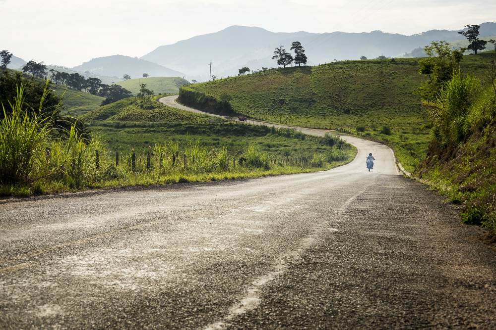 Eine Landstraße mit einem Auto und einem Motorrad in Brasilien