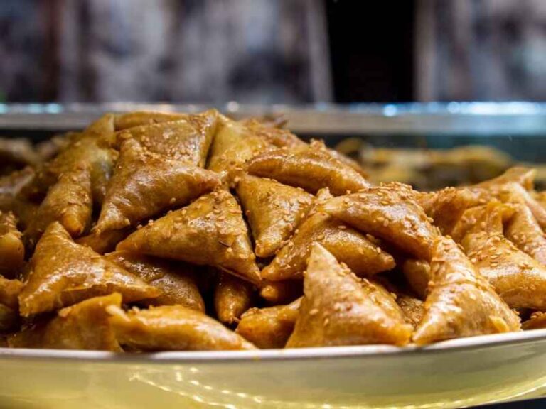 Ein Teller mit dem in Marokko beliebten Gebäck Briouats vom Markt in Marrakesch.
