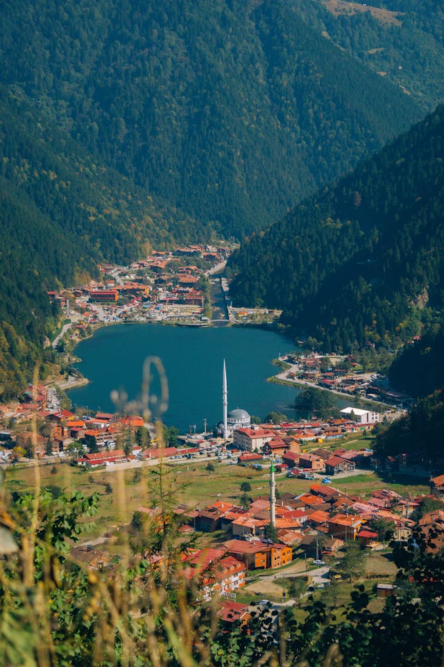 Blick auf das Dorf und den See von Uzungol in der Region des Trabzon, Türkiye

