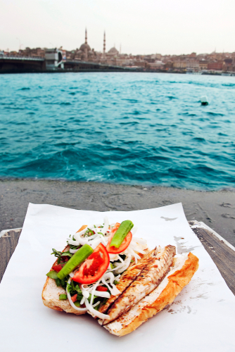 Sandwich au poisson. La culture de la street food à Karaköy et Istanbul
