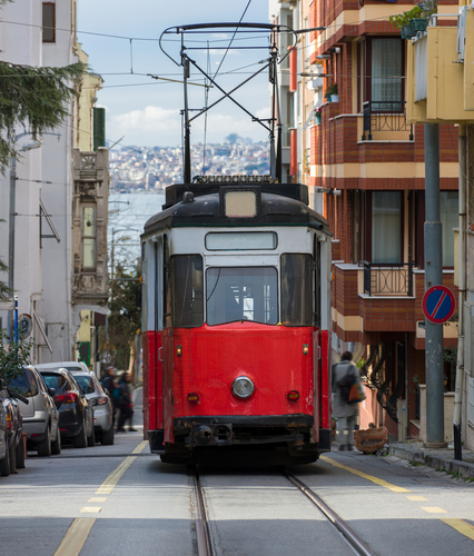 Tramway rétro dans le quartier de Kadiköy. Kadıköy est un quartier historique d'Istanbul. Turquie