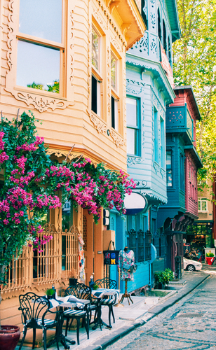 Des maisons colorées et lumineuses dans le quartier de Kuzguncuk à Istanbul.