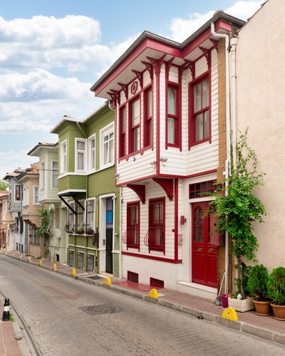 Ruelle pavée avec de belles vieilles maisons en bois traditionnelles et colorées sur le côté, dans le quartier de Fatih, Istanbul, Turquie, un jour d'été