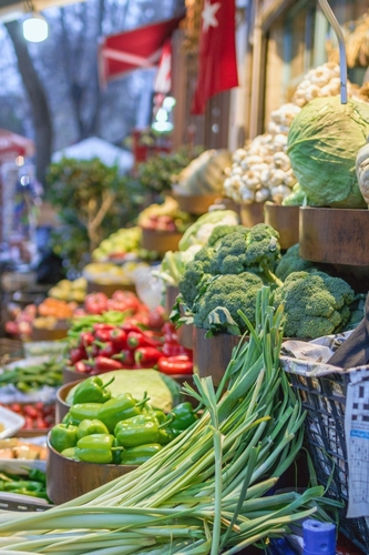 Différents types de légumes frais sur un marché de rue local. Istanbul, Turquie.
