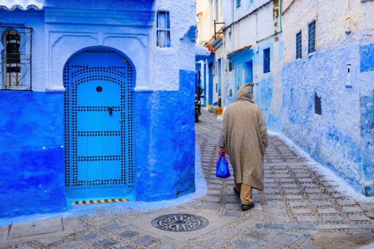 Die alte ummauerte Stadt oder Medina mit ihren traditionellen, blau und weiß gestrichenen Häusern in Chefchaouen, Marokko.