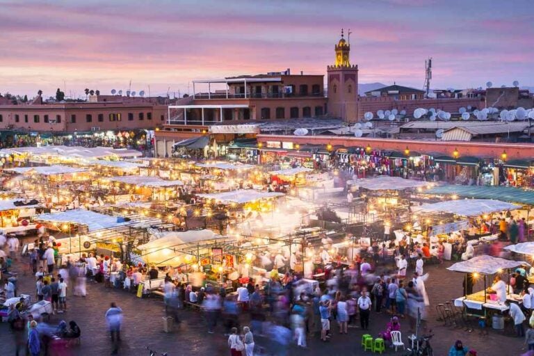 Der Jamaa el Fna-Palast in Marrakesch bei Sonnenuntergang
