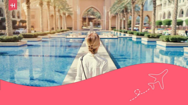 Frau geht in Dubai spazieren.
