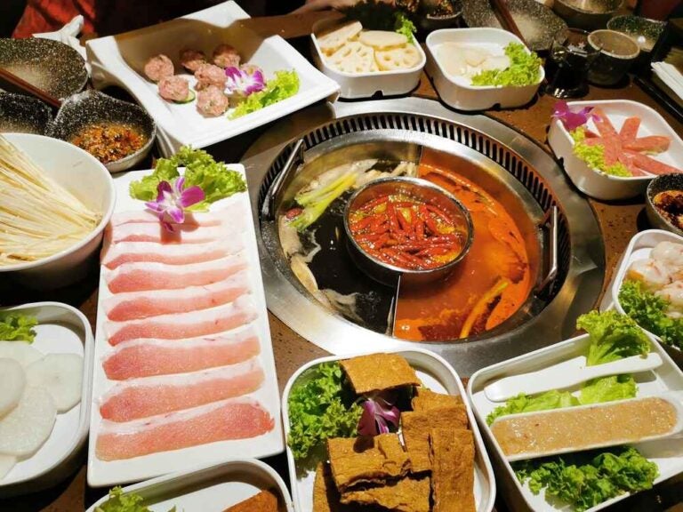 Berühmtes chinesisches Hot-Pot-Gericht auf einem Tisch